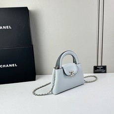 Chanel Caviare皮革手提包设计精致小巧,适合日常通勤约会或轻奢出街。🖤 材质与细节采 Chanel Caviare皮革手提包设计精致小巧,适合日常通勤约会或轻奢出街。🖤 材质与细节采