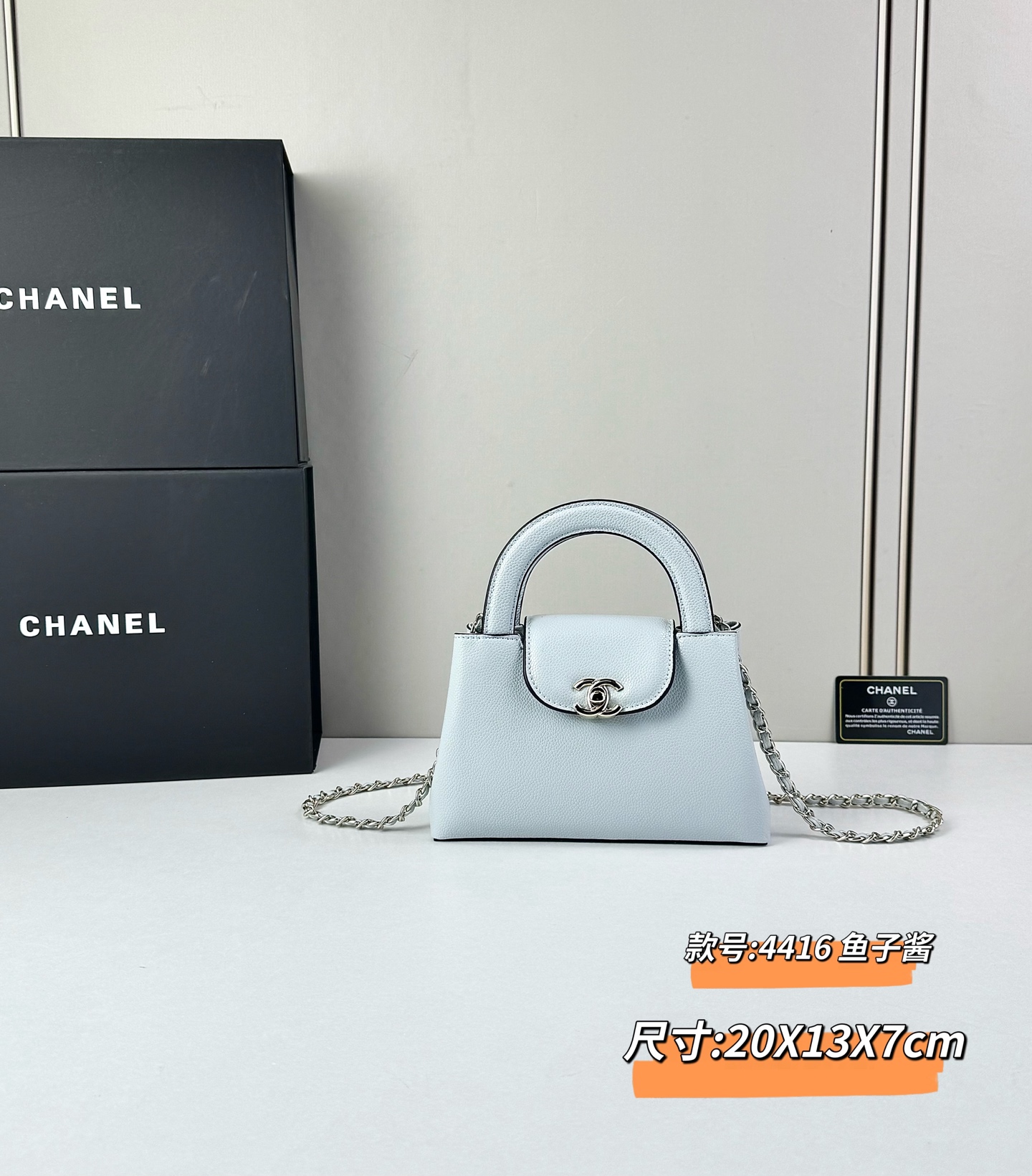 Chanel Caviare皮革手提包设计精致小巧，适合日常通勤约会或轻奢出街。🖤 ​​材质与细节​​采