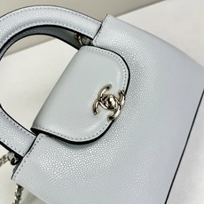 Chanel Caviare皮革手提包设计精致小巧,适合日常通勤约会或轻奢出街。🖤 材质与细节采 Chanel Caviare皮革手提包设计精致小巧,适合日常通勤约会或轻奢出街。🖤 材质与细节采
