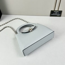 Chanel Caviare皮革手提包设计精致小巧,适合日常通勤约会或轻奢出街。🖤 材质与细节采 Chanel Caviare皮革手提包设计精致小巧,适合日常通勤约会或轻奢出街。🖤 材质与细节采