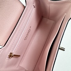 Chanel Caviare皮革手提包设计精致小巧,适合日常通勤约会或轻奢出街。🖤 材质与细节采 Chanel Caviare皮革手提包设计精致小巧,适合日常通勤约会或轻奢出街。🖤 材质与细节采