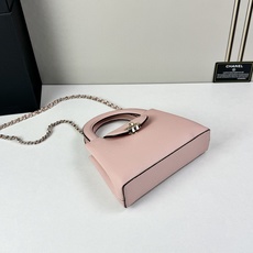 Chanel Caviare皮革手提包设计精致小巧,适合日常通勤约会或轻奢出街。🖤 材质与细节采 Chanel Caviare皮革手提包设计精致小巧,适合日常通勤约会或轻奢出街。🖤 材质与细节采