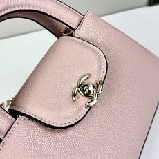 Chanel Caviare皮革手提包设计精致小巧,适合日常通勤约会或轻奢出街。🖤 材质与细节采 Chanel Caviare皮革手提包设计精致小巧,适合日常通勤约会或轻奢出街。🖤 材质与细节采