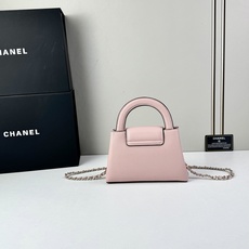 Chanel Caviare皮革手提包设计精致小巧,适合日常通勤约会或轻奢出街。🖤 材质与细节采 Chanel Caviare皮革手提包设计精致小巧,适合日常通勤约会或轻奢出街。🖤 材质与细节采