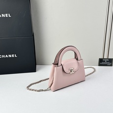 Chanel Caviare皮革手提包设计精致小巧,适合日常通勤约会或轻奢出街。🖤 材质与细节采 Chanel Caviare皮革手提包设计精致小巧,适合日常通勤约会或轻奢出街。🖤 材质与细节采
