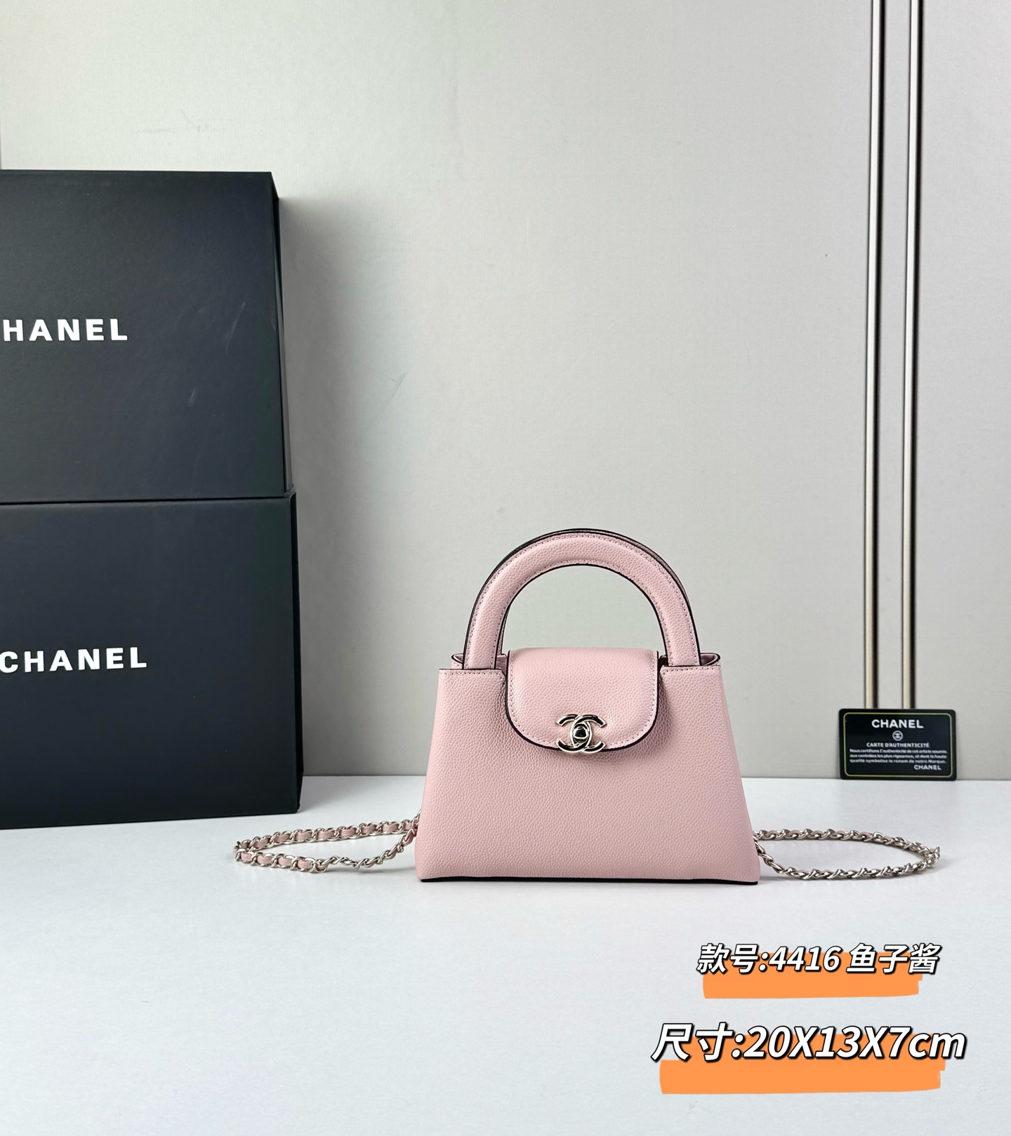 Chanel Caviare皮革手提包设计精致小巧，适合日常通勤约会或轻奢出街。🖤 ​​材质与细节​​采