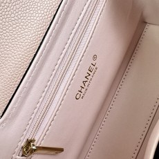 Chanel Caviare皮革手提包设计精致小巧,适合日常通勤约会或轻奢出街。🖤 材质与细节采 Chanel Caviare皮革手提包设计精致小巧,适合日常通勤约会或轻奢出街。🖤 材质与细节采