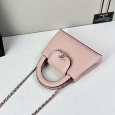 Chanel Caviare皮革手提包设计精致小巧,适合日常通勤约会或轻奢出街。🖤 材质与细节采 Chanel Caviare皮革手提包设计精致小巧,适合日常通勤约会或轻奢出街。🖤 材质与细节采