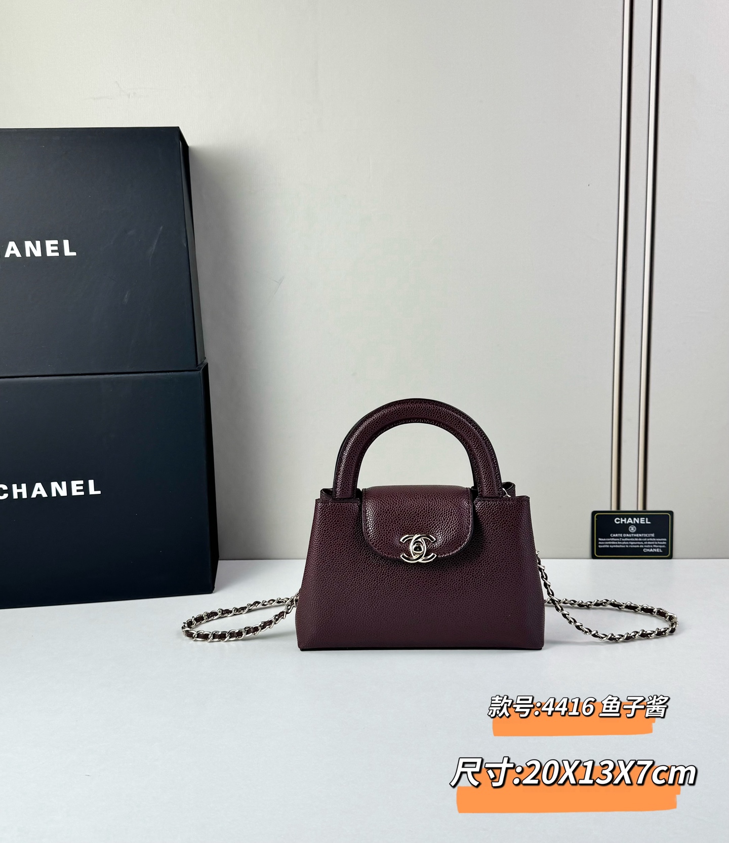 Chanel Caviare皮革手提包设计精致小巧，适合日常通勤约会或轻奢出街。🖤 ​​材质与细节​​采
