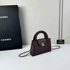 Chanel Caviare皮革手提包设计精致小巧,适合日常通勤约会或轻奢出街。🖤 材质与细节采 Chanel Caviare皮革手提包设计精致小巧,适合日常通勤约会或轻奢出街。🖤 材质与细节采