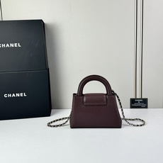 Chanel Caviare皮革手提包设计精致小巧,适合日常通勤约会或轻奢出街。🖤 材质与细节采 Chanel Caviare皮革手提包设计精致小巧,适合日常通勤约会或轻奢出街。🖤 材质与细节采