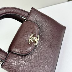 Chanel Caviare皮革手提包设计精致小巧,适合日常通勤约会或轻奢出街。🖤 材质与细节采 Chanel Caviare皮革手提包设计精致小巧,适合日常通勤约会或轻奢出街。🖤 材质与细节采