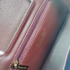 Chanel Caviare皮革手提包设计精致小巧,适合日常通勤约会或轻奢出街。🖤 材质与细节采 Chanel Caviare皮革手提包设计精致小巧,适合日常通勤约会或轻奢出街。🖤 材质与细节采