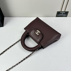 Chanel Caviare皮革手提包设计精致小巧,适合日常通勤约会或轻奢出街。🖤 材质与细节采 Chanel Caviare皮革手提包设计精致小巧,适合日常通勤约会或轻奢出街。🖤 材质与细节采