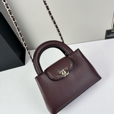 Chanel Caviare皮革手提包设计精致小巧,适合日常通勤约会或轻奢出街。🖤 材质与细节采 Chanel Caviare皮革手提包设计精致小巧,适合日常通勤约会或轻奢出街。🖤 材质与细节采