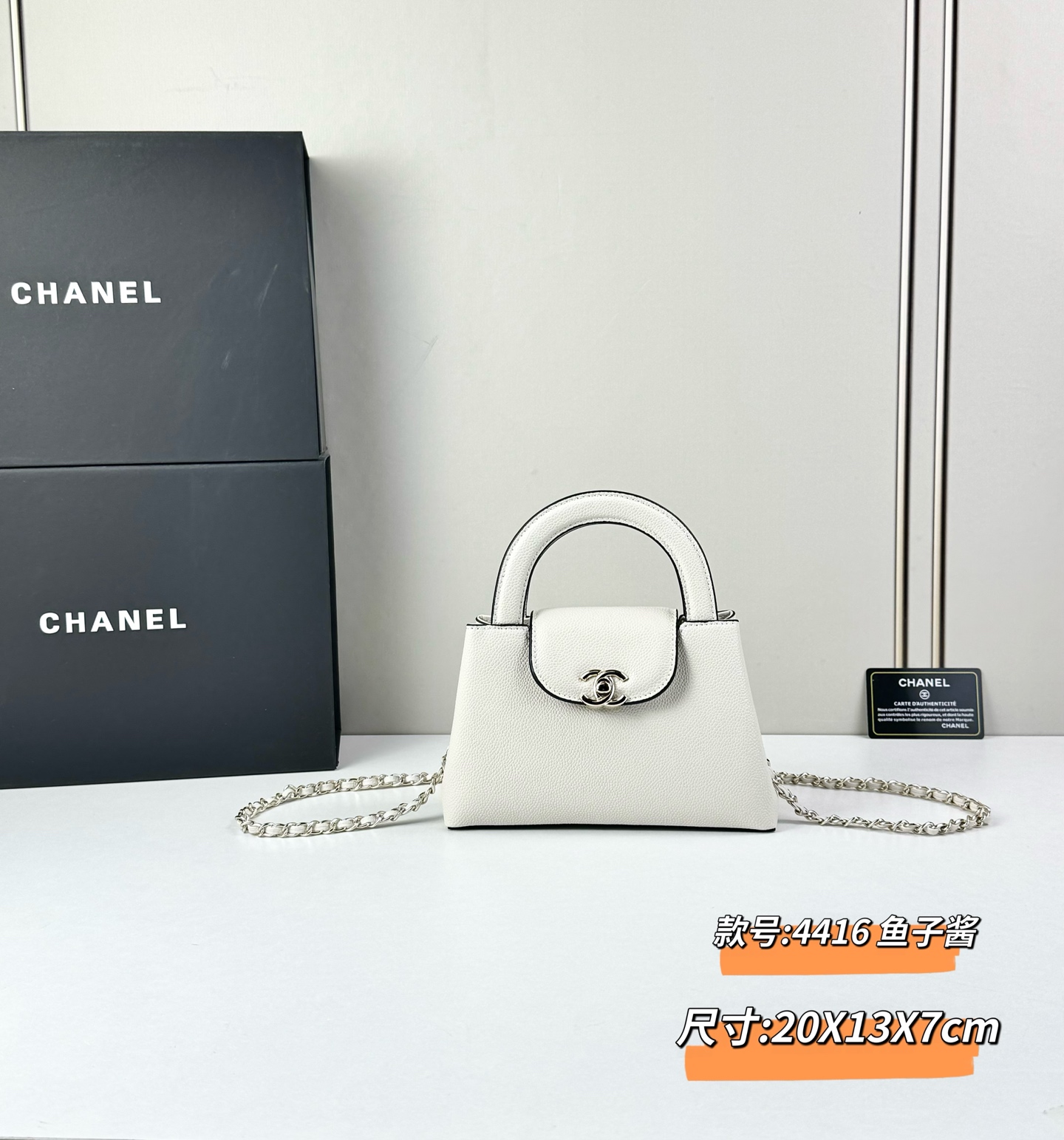Chanel Caviare皮革手提包设计精致小巧，适合日常通勤约会或轻奢出街。🖤 ​​材质与细节​​采
