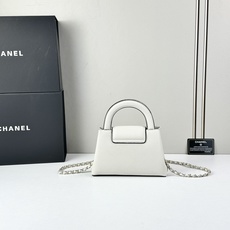 Chanel Caviare皮革手提包设计精致小巧,适合日常通勤约会或轻奢出街。🖤 材质与细节采 Chanel Caviare皮革手提包设计精致小巧,适合日常通勤约会或轻奢出街。🖤 材质与细节采