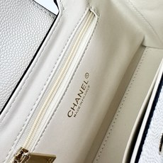 Chanel Caviare皮革手提包设计精致小巧,适合日常通勤约会或轻奢出街。🖤 材质与细节采 Chanel Caviare皮革手提包设计精致小巧,适合日常通勤约会或轻奢出街。🖤 材质与细节采