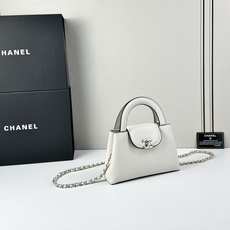 Chanel Caviare皮革手提包设计精致小巧,适合日常通勤约会或轻奢出街。🖤 材质与细节采 Chanel Caviare皮革手提包设计精致小巧,适合日常通勤约会或轻奢出街。🖤 材质与细节采