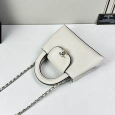 Chanel Caviare皮革手提包设计精致小巧,适合日常通勤约会或轻奢出街。🖤 材质与细节采 Chanel Caviare皮革手提包设计精致小巧,适合日常通勤约会或轻奢出街。🖤 材质与细节采