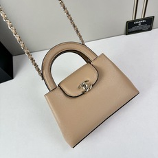 Chanel Caviare皮革手提包设计精致小巧,适合日常通勤约会或轻奢出街。🖤 材质与细节采 Chanel Caviare皮革手提包设计精致小巧,适合日常通勤约会或轻奢出街。🖤 材质与细节采