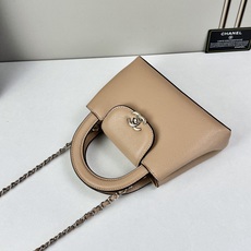 Chanel Caviare皮革手提包设计精致小巧,适合日常通勤约会或轻奢出街。🖤 材质与细节采 Chanel Caviare皮革手提包设计精致小巧,适合日常通勤约会或轻奢出街。🖤 材质与细节采
