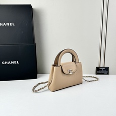 Chanel Caviare皮革手提包设计精致小巧,适合日常通勤约会或轻奢出街。🖤 材质与细节采 Chanel Caviare皮革手提包设计精致小巧,适合日常通勤约会或轻奢出街。🖤 材质与细节采