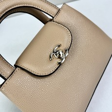 Chanel Caviare皮革手提包设计精致小巧,适合日常通勤约会或轻奢出街。🖤 材质与细节采 Chanel Caviare皮革手提包设计精致小巧,适合日常通勤约会或轻奢出街。🖤 材质与细节采