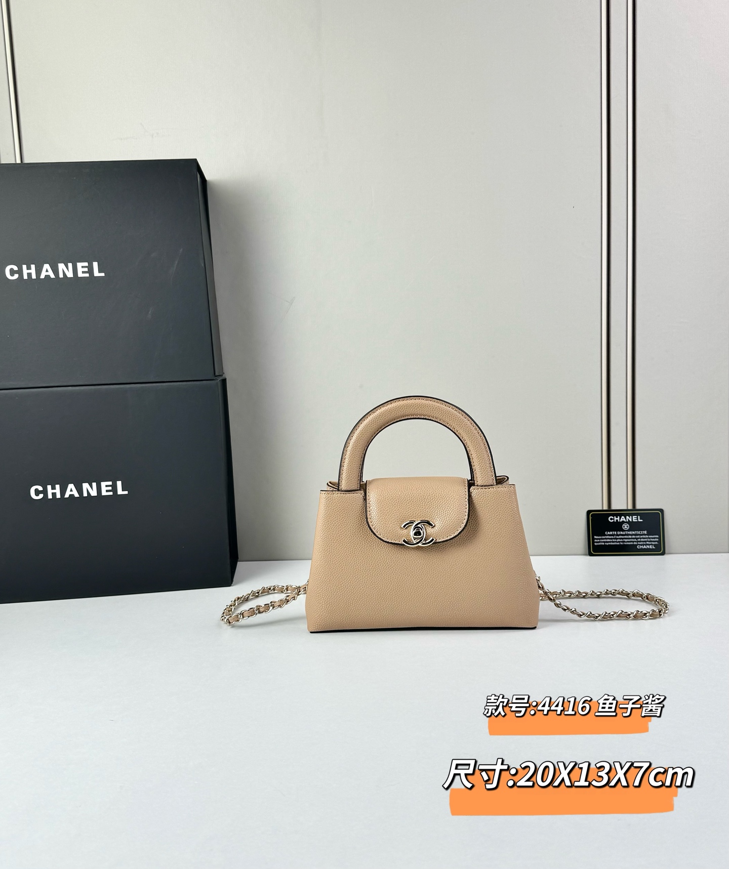Chanel Caviare皮革手提包设计精致小巧，适合日常通勤约会或轻奢出街。🖤 ​​材质与细节​​采