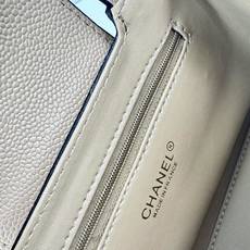 Chanel Caviare皮革手提包设计精致小巧,适合日常通勤约会或轻奢出街。🖤 材质与细节采 Chanel Caviare皮革手提包设计精致小巧,适合日常通勤约会或轻奢出街。🖤 材质与细节采