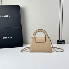 Chanel Caviare皮革手提包设计精致小巧,适合日常通勤约会或轻奢出街。🖤 材质与细节采 Chanel Caviare皮革手提包设计精致小巧,适合日常通勤约会或轻奢出街。🖤 材质与细节采