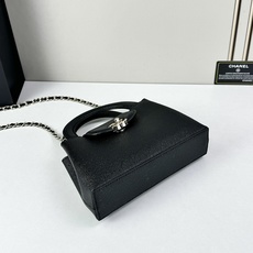 Chanel Caviare皮革手提包设计精致小巧,适合日常通勤约会或轻奢出街。🖤 材质与细节采 Chanel Caviare皮革手提包设计精致小巧,适合日常通勤约会或轻奢出街。🖤 材质与细节采