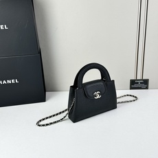 Chanel Caviare皮革手提包设计精致小巧,适合日常通勤约会或轻奢出街。🖤 材质与细节采 Chanel Caviare皮革手提包设计精致小巧,适合日常通勤约会或轻奢出街。🖤 材质与细节采