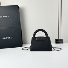 Chanel Caviare皮革手提包设计精致小巧,适合日常通勤约会或轻奢出街。🖤 材质与细节采 Chanel Caviare皮革手提包设计精致小巧,适合日常通勤约会或轻奢出街。🖤 材质与细节采