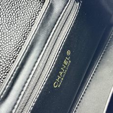 Chanel Caviare皮革手提包设计精致小巧,适合日常通勤约会或轻奢出街。🖤 材质与细节采 Chanel Caviare皮革手提包设计精致小巧,适合日常通勤约会或轻奢出街。🖤 材质与细节采