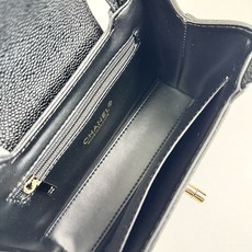 Chanel Caviare皮革手提包设计精致小巧,适合日常通勤约会或轻奢出街。🖤 材质与细节采 Chanel Caviare皮革手提包设计精致小巧,适合日常通勤约会或轻奢出街。🖤 材质与细节采