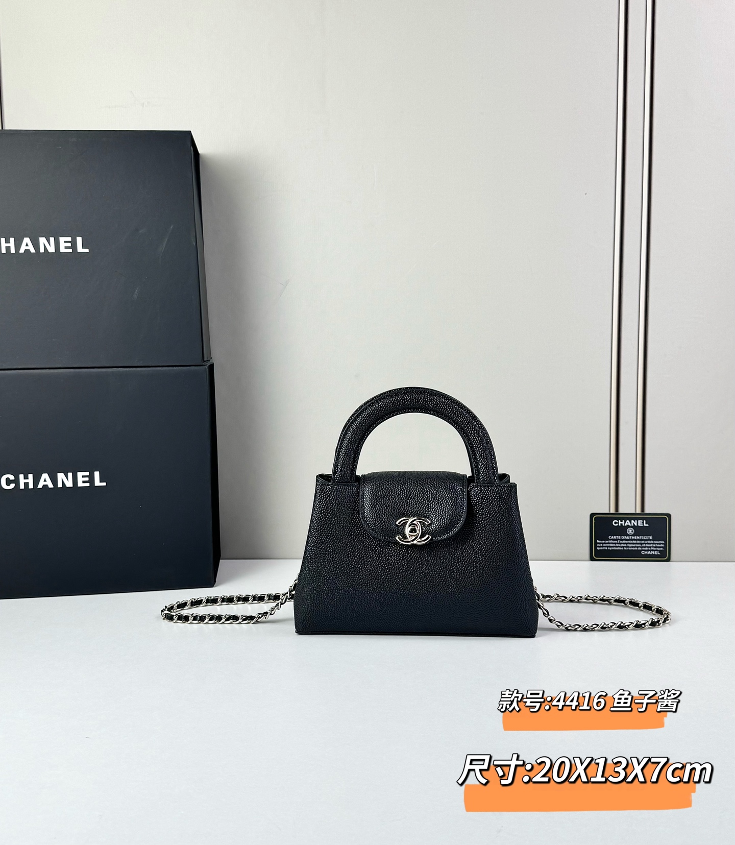 Chanel Caviare皮革手提包设计精致小巧，适合日常通勤约会或轻奢出街。🖤 ​​材质与细节​​采
