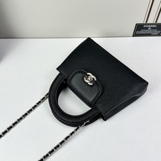Chanel Caviare皮革手提包设计精致小巧,适合日常通勤约会或轻奢出街。🖤 材质与细节采 Chanel Caviare皮革手提包设计精致小巧,适合日常通勤约会或轻奢出街。🖤 材质与细节采