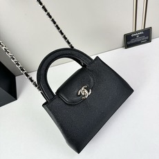 Chanel Caviare皮革手提包设计精致小巧,适合日常通勤约会或轻奢出街。🖤 材质与细节采 Chanel Caviare皮革手提包设计精致小巧,适合日常通勤约会或轻奢出街。🖤 材质与细节采