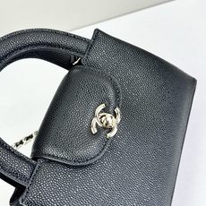 Chanel Caviare皮革手提包设计精致小巧,适合日常通勤约会或轻奢出街。🖤 材质与细节采 Chanel Caviare皮革手提包设计精致小巧,适合日常通勤约会或轻奢出街。🖤 材质与细节采