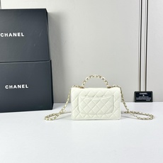 香奈儿 Chanel深邃黑色荔枝纹牛皮搭配金色双C扣菱格纹设计复古优雅是香奈儿标志性美学的完美呈现彰显低 香奈儿 Chanel深邃黑色荔枝纹牛皮搭配金色双C扣菱格纹设计复古优雅是香奈儿标志性美学的完美呈现彰显低