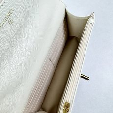 香奈儿 Chanel深邃黑色荔枝纹牛皮搭配金色双C扣菱格纹设计复古优雅是香奈儿标志性美学的完美呈现彰显低 香奈儿 Chanel深邃黑色荔枝纹牛皮搭配金色双C扣菱格纹设计复古优雅是香奈儿标志性美学的完美呈现彰显低