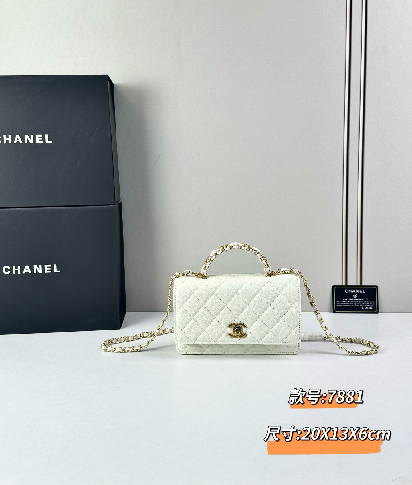 香奈儿 Chanel深邃黑色荔枝纹牛皮搭配金色双C扣菱格纹设计复古优雅是香奈儿标志性美学的完美呈现彰显低