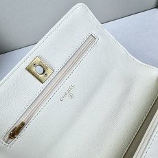 香奈儿 Chanel深邃黑色荔枝纹牛皮搭配金色双C扣菱格纹设计复古优雅是香奈儿标志性美学的完美呈现彰显低 香奈儿 Chanel深邃黑色荔枝纹牛皮搭配金色双C扣菱格纹设计复古优雅是香奈儿标志性美学的完美呈现彰显低