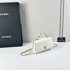 香奈儿 Chanel深邃黑色荔枝纹牛皮搭配金色双C扣菱格纹设计复古优雅是香奈儿标志性美学的完美呈现彰显低 香奈儿 Chanel深邃黑色荔枝纹牛皮搭配金色双C扣菱格纹设计复古优雅是香奈儿标志性美学的完美呈现彰显低