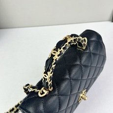 香奈儿 Chanel深邃黑色荔枝纹牛皮搭配金色双C扣菱格纹设计复古优雅是香奈儿标志性美学的完美呈现彰显低 香奈儿 Chanel深邃黑色荔枝纹牛皮搭配金色双C扣菱格纹设计复古优雅是香奈儿标志性美学的完美呈现彰显低