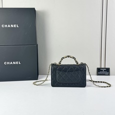 香奈儿 Chanel深邃黑色荔枝纹牛皮搭配金色双C扣菱格纹设计复古优雅是香奈儿标志性美学的完美呈现彰显低 香奈儿 Chanel深邃黑色荔枝纹牛皮搭配金色双C扣菱格纹设计复古优雅是香奈儿标志性美学的完美呈现彰显低