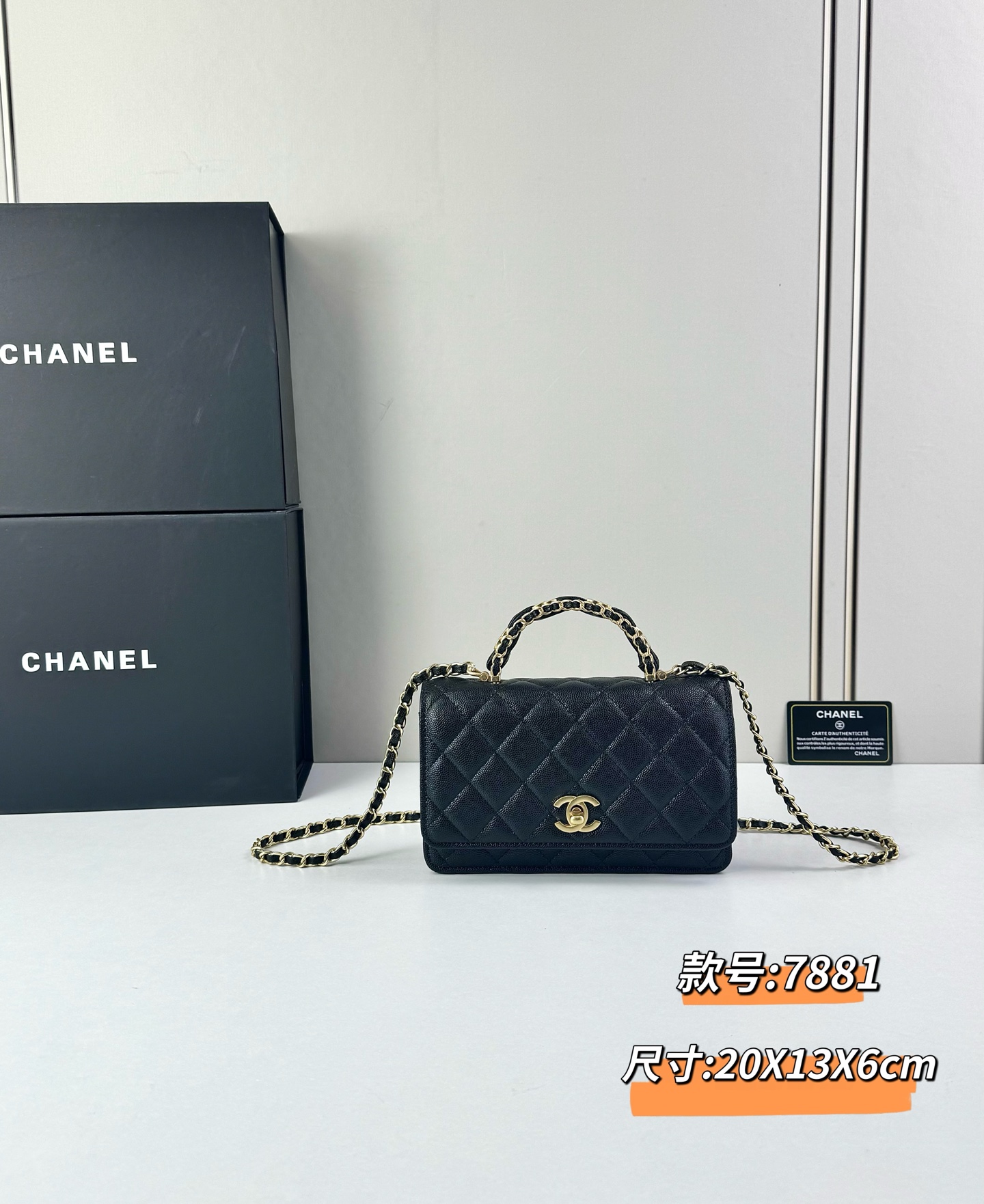 香奈儿 Chanel深邃黑色荔枝纹牛皮搭配金色双C扣菱格纹设计复古优雅是香奈儿标志性美学的完美呈现彰显低