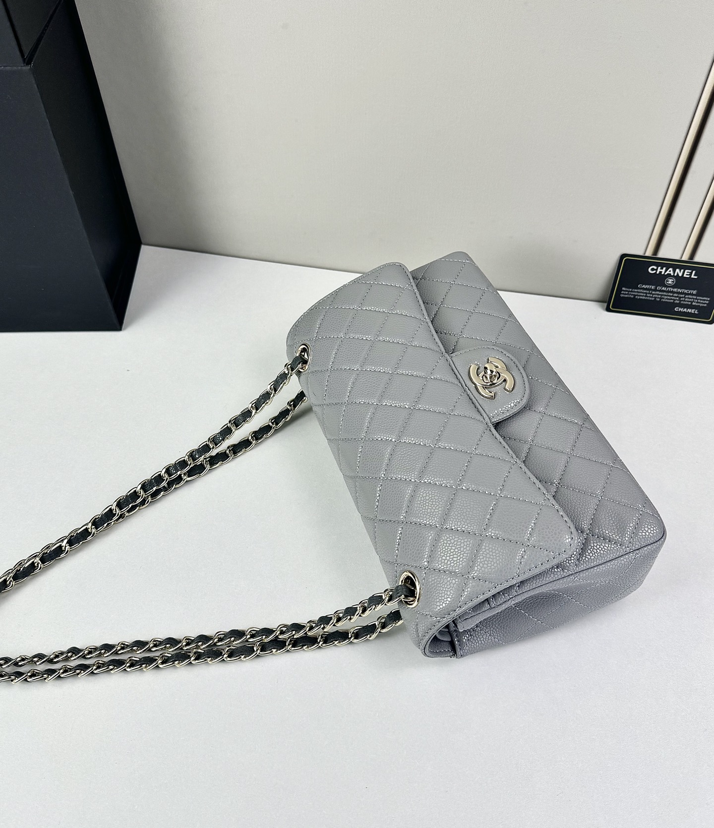 CHANEL Classic 25CF 鱼子酱浅 金扣经典简约大气 优雅永不过时 小牛皮细颗粒鱼子酱外观