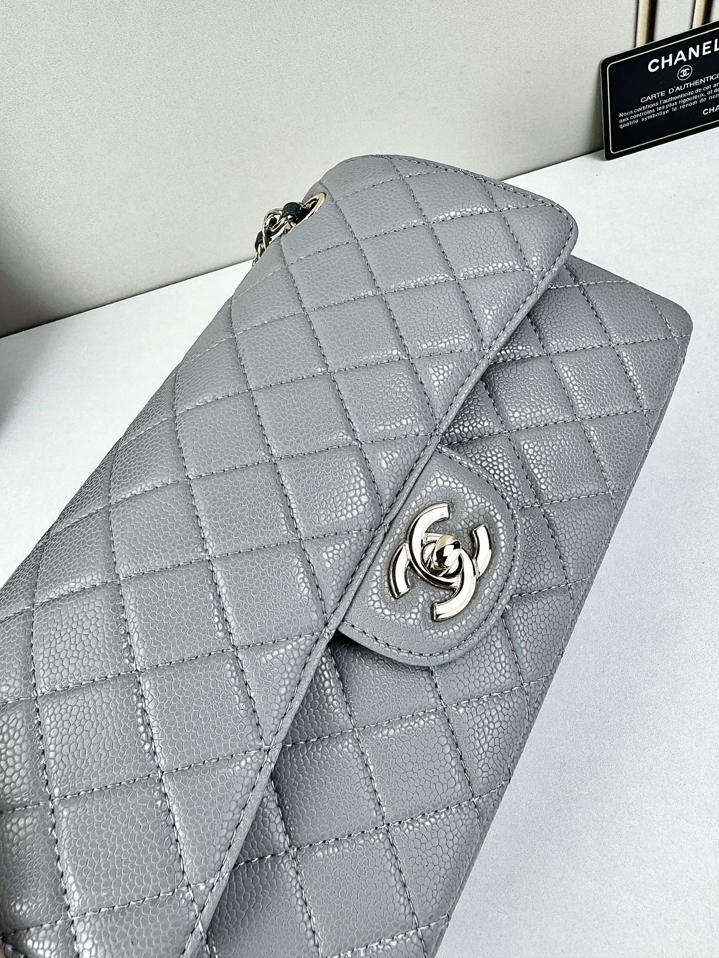 CHANEL Classic 25CF 鱼子酱浅 金扣经典简约大气 优雅永不过时 小牛皮细颗粒鱼子酱外观